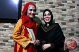 Dwi Handayani Syah Putri, runner-up pertama World Muslimah Beauty (WMB) 2012 menghadiri jamuan makan malam di kediaman Plh. Walikota Banda Aceh, Aceh, Minggu (8/6). Dwi Handayani Syah Putri berkunjung ke Aceh untuk memberikan dorongan serta semangat kepada putri-putri Aceh dan muslimah seluruh Indonesia agar mengikuti pemilihan Miss World 2014 di Brunei Darussalam. ANTARA FOTO/Irwansyah Putra/Asf/ama/14.