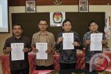 Ketua KPU Bali, Dewa Kade Wiarsa Raka Sandi (kedua kanan) bersama Ketua Komisi Informasi Publik Bali,Gede Sentanu, Ketua Komisi Penyiaran Indonesia daerah Bali, A.A Gede Sahadewa dan Ketua Bawaslu Bali, Ketut Rudia saat penandatanganan nota kesepahaman tentang pengawasan penyiaran, pemberitaan dan iklan kampanye Pemilu Presiden di Kantor KPU Bali, Kamis (5/6). Antara Foto/Nyoman Budhiana/nym/2014.