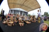 Orkestra Gerbang Etam besutan Anusyirwan (kanan) mengiringi pembukaan EIFAF. (Hayru Abdi/ANTARA Kaltim)
