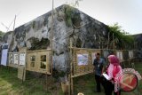 Pengunjung mengamati panel infografi dan poster dalam Pameran Bentang Benteng Indonesia di Benteng Vastenburg, Solo, Jawa Tengah, Jumat (6/6). Pameran yang disajikan di sepanjang dinding luar benteng peninggalan Belanda itu membuka acara Vastenburg Carnival yang digelar pada 6-7 Juni 2014. ANTARA FOTO/Hafidz Novalsyah/wdy/14