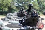 Sejumlah prajurit infanteri TNI AD bersiaga dalam Panser Anoa untuk melakukan skenario penyerbuan pertahanan musuh menggunakan panser di Pusat Latihan Tempur (Puslatpur) Marinir, Asembagus, Situbondo, Jatim, Minggu (1/6). Sebanyak 13 unit panser produksi dalam negeri yang tergabung dalam Kompi Mekanis itu digunakan dalam Latgab TNI 2014 untuk mendukung pasukan infanteri dalam penyerbuan ke perkubuan musuh. ANTARA FOTO/Joko Sulistyo/ss/nz/14