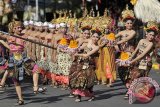 Sejumlah seniman membawakan tari dan pakaian tradisional Bali dalam parade Pesta Kesenian Bali (PKB) ke-36 di Denpasar, Bali, Jumat (13/6). Festival tahunan bidang seni budaya itu berlangsung 13 Juni-12 Juli 2014 dengan melibatkan ribuan seniman dari Bali, grup kesenian dari beberapa daerah di tanah air dan 8 grup kesenian dari mancanegara. ANTARA FOTO/Nyoman Budhiana/nym/2014.