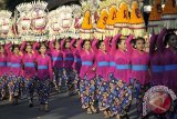 Sejumlah wanita Bali menjunjung Gebogan dalam parade Pesta Kesenian Bali (PKB) ke-36 di Denpasar, Bali, Jumat (13/6). Festival tahunan bidang seni budaya itu berlangsung 13 Juni-12 Juli 2014 dengan melibatkan ribuan seniman dari Bali, grup kesenian dari beberapa daerah di tanah air dan 8 grup kesenian dari mancanegara. ANTARA FOTO/Nyoman Budhiana/nym/2014.