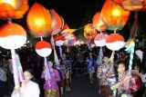 Sejumlah peserta pawai membawa lampion sambut hari lahirnya pancasila keliling kota Blitar, Jawa Timur, Sabtu (31/5). Pawai tersebut sebagai bentuk kepedulian warga blitar pentingnya keteladanan dari para pemimpin bangsa dan negara yang diresapi dari nilai-nilai luhur Pancasila.ANTARA FOTO/Sahlan kurniwan/wdy/14.