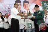 Ketua Umum PKB Muhaimin Iskandar (kanan) menerima naskah dukungan kepada Capres Joko Widodo dan Cawapres Jusuf Kalla dari Paguyuban Seniman Lawak dan Artis Jakarta yang diserahkan oleh Tarzan Srimulat di Kantor DPP PKB Jakarta, Minggu (1/6). Paguyuban Pelawak berharap pasangan Jokowi dan JK dapat memenangkan pilpres 2014. ANTARA FOTO/Wahyu Putro A/wdy/14