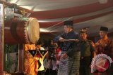Presiden Susilo Bambang Yudhoyono memukul beduk menandai dibukanya Musabaqah Tilawatil Quran (MTQ) Nasional ke 25 di Dataran Engku Putri, Batam, Jumat (6/6) malam. Dalam sambutannya presiden berpesan agar pembangunan ekonomi Batam tidak meninggalkan kehidupan beragama. ANTARA FOTO/Joko Sulistyo/wdy/14