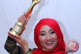 Penyanyi Fatin Shidiqia Lubis menerima penghargaan AMI Awards 2014 saat hadir dalam malam puncak AMI Awards 2014 di Jakarta, Kamis (19/6) malam. Pelantun lagu memilih Setia tersebut meraih lima penghargaan AMI Awards 2014 untuk kategori Album Terbaik, Artis Solo Wanita Pop Terbaik, Penampil & Produser Musik Pop/ Urban Terbaik, Pendatang Baru Terbaik dan Produser Album Rekaman. ANTARA FOTO/Teresia May/Asf/mes/14.