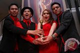 Grup band Geisha menerima penghargaan AMI Awards 2014 saat hadir dalam malam puncak AMI Awards 2014 di Jakarta, Kamis (19/6) malam. Geisha meraih empat penghargaan AMI Awards 2014 untuk kategori Grup Pop Terbaik, Pencipta Lagu Pop/ Urban Terbaik, Produser Musik Pop/ Urban Terbaik dan Karya Produksi Terbaik. ANTARA FOTO/Teresia May/Asf/mes/14.