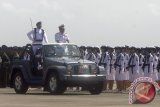 KSAL Laksamana TNI Marsetio melakukan inspeksi pasukan saat upacara peringatan Hari Penerbangan Angkatan Laut di Lanudal Juanda Surabaya di Sidoarjo, Jawa Timur, Selasa (17/6). Hari Penerbangan Angkatan Laut tersebut bertema 