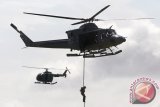 Personel pasukan khusus TNI AL dari Komando Pasukan Katak (Kopaska) melakukan fastrope dari heli saat demonstrasi pembebasan sandera pada upacara peringatan Hari Penerbangan Angkatan Laut di Lanudal Juanda Surabaya di Sidoarjo, Jawa Timur, Selasa (17/6). Hari Penerbangan Angkatan Laut tersebut bertema "Dengan Semangat Dharma Jalakaca Putra, Penerbangan TNI angkatan Laut Bertekad Meningkatkan Profesionalisme Guna Mewujudkan TNI Angkatan Laut Yang Handal dan Disegani Serta Berkelas Dunia". ANTARA FOTO/Suryanto/Asf/Spt/14.