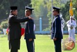 Presiden Susilo Bambang Yudhoyono (kiri) memberikan ucapan selamat setelah menyematkan lencana Adhimakayasa kepada lulusan terbaik dari masing-masing Akademi Angkatan pada acara Prasetya Perwira (Praspa) TNI Tahun 2014 di Lapangan Dirgantara, Akademi Angkatan Udara (AAU), Yogyakarta, Kamis (26/6). Praspa TNI 2014 yang dihadiri oleh Presiden Susilo Bambang Yudhoyono selaku Inspektur Upacara (Irup) tersebut melantik 453 Perwira TNI dengan rincian Akmil 249 perwira, AAL 99 perwira, AAU 105 perwira dengan lama pendidikan selama 4 tahun. ANTARA FOTO/Noveradika/Asf/mes/14.