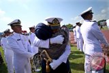 Perwira remaja lulusan Akademi Angkatan Laut memeluk ibunya setelah mengikuti acara Prasetya Perwira (Praspa) TNI Tahun 2014 di Lapangan Dirgantara, Akademi Angkatan Udara (AAU), Yogyakarta, Kamis (26/6). Praspa TNI 2014 yang dihadiri oleh Presiden Susilo Bambang Yudhoyono selaku Inspektur Upacara (Irup) tersebut melantik 453 Perwira TNI dengan rincian Akmil 249 perwira, AAL 99 perwira, AAU 105 perwira dengan lama pendidikan selama 4 tahun. ANTARA FOTO/Noveradika/Asf/mes/14.