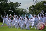 Perwira remaja lulusan Akademi Angkatan Laut melemparkan topi sebagai ekspresi kelulusan mereka saat mengikuti acara Prasetya Perwira (Praspa) TNI Tahun 2014 di Lapangan Dirgantara, Akademi Angkatan Udara (AAU), Yogyakarta, Kamis (26/6). Praspa TNI 2014 yang dihadiri oleh Presiden Susilo Bambang Yudhoyono selaku Inspektur Upacara (Irup) tersebut melantik 453 Perwira TNI dengan rincian Akmil 249 perwira, AAL 99 perwira, AAU 105 perwira dengan lama pendidikan selama 4 tahun. ANTARA FOTO/Noveradika/Asf/mes/14.