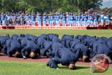 Perwira remaja lulusan Akademi Angkatan Udara melakukan sujud syukur saat mengikuti acara Prasetya Perwira (Praspa) TNI Tahun 2014 di Lapangan Dirgantara, Akademi Angkatan Udara (AAU), Yogyakarta, Kamis (26/6). Praspa TNI 2014 yang dihadiri oleh Presiden Susilo Bambang Yudhoyono selaku Inspektur Upacara (Irup) tersebut melantik 453 Perwira TNI dengan rincian Akmil 249 perwira, AAL 99 perwira, AAU 105 perwira dengan lama pendidikan selama 4 tahun. ANTARA FOTO/Noveradika/Asf/mes/14.