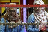 Pengunjung memilih perhiasan mutiara asal Lombok, NTB pada Pameran Produk Kreatif Indonesia(PPKI) di Batam, Kepri, Senin (9/6). Berbagai model kerajinan berbahan mutiara dari kerang hasil budidaya yang merupakan produk UMKM di Lombok itu dijual dengan harga kisaran puluhan ribu hingga jutaan rupiah tergantung ukuran dan jenis. ANTARA FOTO/Joko Sulistyo/wdy/14.