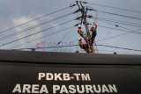 Pasuruan (Antara Jatim) - Sejumlah petugas PLN divisi Pekerjaan Dalam Keadaan Bertegangan (PDKB) melakukan pemeliharaan sambungan travo saluran listrik di Desa Gunung Gangsir, Kecamatan Beji, Pasuruan, Jatim, Rabu (11/6). PT Perusahaan Listrik Negara (PLN) mencatat sejak April hingga Juni konsumsi listrik di Jawa-Bali terus meningkat, tingginya konsumsi listrik tercatat pada 9 Juni mencapai, beban puncak 23.430 Megawatt sebagai perbandingan dari beban puncak sebelumnya, 24 April, sebesar 22.974 Megawatt dan pada 6 Mei sebesar 23.208 Megawatt. (FOTO Adhitya Hendra/14/edy)