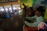 Sejumlah pemusik traditional Melayu memeriahkan acara saprahan, atau makan bersama, saat peresmian Rumah Melayu Kota Singkawang. (Jurnalisme Warga : Novan)