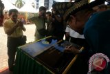 Wali Kota Singkawang Awang Ishak menandatangani prasasti peresmian Rumah Melayu Kota Singkawang. (Jurnalisme Warga : Novan)