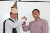 : Bupati Semarang, Jawa Tengah, Mundjirin (kiri) dan Bupati Simalungun, Jopinus Ramli Saragih (kanan) melakukan salam komando, saat bersama rombongan  berkunjung ke kantor bupati Simalungun, di Pamatang Raya, Kamis (26/6). Pertemuan kedua kepala daerah itu diisi dengan saling tukar informasi seputar program dan kebijakan pembangunan di kabupaten masing-masing.  (Foto Antarasumut/Ist)