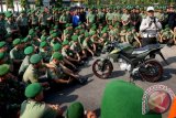 Seorang polantas dari jajaran Direktorat Lalu Lintas (Ditlantas) Polda Jatim, memberi pengarahan tentang safety riding di hadapan ratusan prajurit TNI AD di Makorem 084/Bhaskara Jaya, Surabaya, Senin (2/6). Kegiatan dalam rangkaian Operasi Simpatik Semeru 2014 yang dihelat Ditlantas Polda Jatim bekerjasama dengan Korem 084/Bhaskara Jaya Surabaya dan Mitra Karib Korem 084/Bhaskara Jaya Surabaya tersebut, bertujuan untuk mewujudkan keselamatan berlalu lintas di kalangan prajurit TNI AD dan masyarakat umum. ANTARA FOTO/Eric Ireng/ss/mes/14