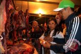 Petugas Dinas Pertanian dan Ketahanan Pangan kota Bandung melakukan sidak daging Celeng di Pasar Ciroyom, Bandung, Jawa Barat, Jumat (20/6) dini hari. Dinas Pertanian dan Ketahanan Pangan melakukan sidak untuk menyikapi beredarnya berita penjualan daging Celeng yang disembunyikan bersama daging Sapi. ANTARA FOTO/Agus Bebeng/wdy/14.