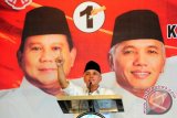 Cawapres nomor urut satu, Hatta Rajasa mengacungkan satu jari kepada dengan para simpatisan pasangan Capres-Cawapres Prabowo-Hatta saat berkampanye di Pontianak Convention Center, Kalbar, Kamis (26/6). Pada kesempatan tersebut, Hatta Rajasa menyatakan bahwa pihaknya menargetkan perolehan suara sebesar 55 persen dari pemilih di Kalbar dalam Pilpres yang digelar 9 Juli 2014 mendatang. ANTARA FOTO/Jessica Helena Wuysang/ss/pd/14