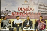 Ketua Komite Pemantauan Pelaksanaan Otonomi Daerah Robert Endi Jaweng (kanan) bersama Timses Prabowo-Hatta yang juga anggota DPD RI Farouk Muhammad (kiri), Timses Jokowi-JK Izzul Muslimin (kedua kanan) dan Guru Besar Administrasi Pemerintahan UI Azhar Kasim (kedua kiri) menjadi pembicara dalam diskusi membahas Tata Pemerintahan Yang Bersih menuju Pilpres 2014, Jakarta, Rabu (11/6). Pembicara menegaskan jika dalam mewujudkan pemerintahan yang bersih, demokratis dan tegaknya kepastian hukum harus dilakukan dengan melakukan reformasi birokrasi yang diikuti reformasi politik. ANTARA FOTO/Yudhi Mahatma/wdy/14