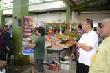 Wali Kota Pontianak Sutarmidji meninjau stok, pasokan dan kenaikan harga berbagai kebutuhan pokok menjelang bulan Ramadhan yang dijual di Pasar Flamboyan pada Jumat (27/6). Ia mengimbau kepada pedagang untuk tidak menaikkan harga semaunya karena bisa berdampak melemahnya daya beli masyarakat dan pada kenaikan inflasi. (Foto Humas Pemkot Pontianak / Jimi Ibrahim )
