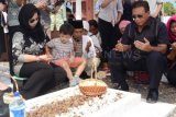 Madiun (Antara Jatim) - Menkopolhukam Djoko Suyanto, melakukan ziarah di makam ayah dan mertuanya di Taman Makam Pahlawan, Kota Madiun, Minggu (22/6). Pada kesempatan tersebut,  Djoko Suyanto mengimbau masyarakat agar dapat menjaga ketertiban dan tidak terprovokasi oleh isu apapun yang dapat memecah belah masyarakat selama proses Pemilihan Presiden 2014. (FOTO Fikri Yusuf/14/edy)