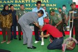 Gubernur Kalsel H Rudy Ariffin disaksikan KASAD Jenderal TNI Budiman dan Pangdam VI Mulawarman Mayjen TNI Dicky W Usman memasangkan kaki palsu pada salah seorang pasien peserta Bakti Sosial Skala Besar yang di gelar TNI AD di RS Dr Soeharsono Banjarmasin, Senin (9/6). TNI AD menggelar bakti sosial skala besar dengan melibatkan 3377 pasien tidak mampu di bidang kesehatan seperti operasi katarak, bibir sumbing, hernia, pemberian kaki palsu, pelayanan umum kesehatan dan donor darah. Foto Antaranews Kalsel/Herry Murdy Hermawan