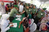 Kepala Staf Angkatan Darat Jenderal TNI Budiman menyalami salah seorang petugas saat Bakti Sosial TNI AD di RS Dr Soeharsono Banjarmasin, Senin (9/6). TNI AD menggelar bakti sosial skala besar dengan melibatkan 3377 pasien tidak mampu di bidang kesehatan seperti operasi katarak, bibir sumbing, hernia, pemberian kaki palsu, pelayanan umum kesehatan dan donor darah. Foto Antaranews Kalsel/Herry Murdy Hermawan