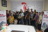 Surabaya (Antara Jatim) - Redaksi Antara Biro Jawa Timur bersama dengan manajemen Rumah Sakit Husada Utama (RSHU) berfoto bersama di Kantor Antara Biro Jawa Timur, Senin (9/6). RSHU melakukan kunjungan ini dalam rangka ulang tahun rumah sakit yang kedelapan. (Foto Indra Setiawan/14/edy)