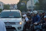 Madiun (Antara Jatim) - Relawan pendukung pasangan capres-cawapres nomor urut satu Prabowo Subianto-Hatta Rajasa dari mobil membagi-bagikan kaos saat melintas di Alun-alun Kota Madiun, Senin (30/6). Puluhan orang di sekitar alun-alun pun berebut untuk mendapatkan kaos bargambar Prabowo-Hatta. FOTO Siswowidodo/14/Chan.
