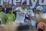 Gelandang klub sepak bola Real Madrid, Gareth Bale (tengah) menendang bola untuk para penggemarnya dalam acara Indonesia Menyundul Bola di Silang Monas, Jakarta, Minggu (1/6). Kehadiran pemain sepak bola termahal di dunia tersebut ke Jakarta untuk memotivasi masyarakat Indonesia agar lebih giat dalam menggapai impian berkarier di bidang olahraga yang paling terkenal di seluruh dunia. ANTARA FOTO/Widodo S. Jusuf