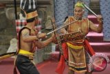 Dua seniman Dayak menampilkan Tari Kinyah Mandau saat pergelaran partisipasi Kalimantan Tengah pada arena Pesta Kesenian Bali (PKB) ke-36 di Taman Budaya Denpasar, Bali Sabtu (14/6). Tarian tersebut merupakan ritual Suku Dayak dalam pengobatan tradisional sekaligus sebagai penolak bala. ANTARA FOTO/Nyoman Budhiana/