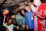 Ponorogo (Antara Jatim) - Gubernur Jawa Timur Soekarwo (tiga dari kanan) mencium kening Soiman, seorang penderita gangguan jiwa, saat pencanangan Program Bebas Pasung di Kabupaten Ponorogo, Jawa Timur, Jumat (20/6). Sedikitnya 46 dari total 109 penderita gangguan jiwa di Ponorogo telah dibebaskan dari pasungan dan kini menjalani perawatan khusus di sejumlah RSJ di Jatim maupun di puskesmas pembantu di daerah. Foto IST/Destyan Sujarwoko/14/DK

