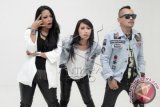 Grup band Kotak yang terdiri dari Tantri (kiri), Cella (tengah) dan Chua (kanan) saat menjalanin sesi pemotretan dan konferensi pers untuk filmnya berjudul Rock N Love di Studio 17, Kemang, Jakarta, Senin (16/6). Film yang direncanakan rilis pada Oktober 2014 mengangkat cerita tentang grup band Kotak dan drama percintaan tiap personilnya. ANTARA FOTO/Teresia May