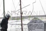 Sidoarjo (Antara Jatim) - Wisatawan melihat monumen yang dibuat para korban lumpur Lapindo di Kecamatan Porong, Sidoarjo, Jawa Timur, Selasa (17/6). Badan Penanggulangan Lumpur Sidoarjo (BPLS) melarang wisatawan untuk mendekati dan turun langsung ke kolam lumpur mengingat pada musim hujan seperti saat ini wilayah tersebut rawan amblas. ANTARA FOTO/Sahlan Kurniawan/Asf/ama/14