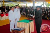 Gubernur Gorontalo Rusli Habibie, melantik Walikota dan Wakil Walikota Gorontalo Marthen Taha - Budi Doku, dalam sidang paripurna Pelantikan Walikota dan Wakil Walikota Gorontalo periode 2014 - 2019 (2/6)