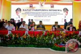 Ketua DPRD Kota Gorontalo Nixon Ahamd, saat memimpin sidang Paripurna Pelantikan Walikota dan Wakil Walikota Gorontalo periode 2014 - 2019 (2/6)