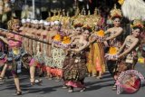 Sejumlah seniman membawakan tari dan pakaian tradisional Bali dalam parade Pesta Kesenian Bali (PKB) ke-36 di Denpasar, Bali, Jumat (13/6). Festival tahunan bidang seni budaya itu berlangsung 13 Juni-12 Juli 2014 dengan melibatkan ribuan seniman dari Bali, grup kesenian dari beberapa daerah di tanah air dan 8 grup kesenian dari mancanegara. ANTARA FOTO/Nyoman Budhiana