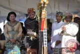 Presiden Susilo Bambang Yudhoyono (kedua kiri) didampingi Menparekraf, Marie Elka Pangestu (kiri), Menteri Pendidikan dan Kebudayaan Mohammad Nuh (kanan) dan Gubernur Bali, Made Mangku Pastika (kedua kanan), membunyikan kentongan saat membuka parade Pesta Kesenian Bali (PKB) ke-36 di Denpasar, Bali, Jumat (13/6). Festival tahunan bidang seni budaya itu berlangsung 13 Juni-12 Juli 2014 dengan melibatkan ribuan seniman dari Bali, grup kesenian dari beberapa daerah di tanah air dan 8 grup kesenian dari mancanegara. ANTARA FOTO/Nyoman Budhiana