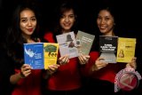 Para penerima tamu menunjukan tujuh buku terbitan terbaru pada acara Puisi Esai Untuk Indonesia di Jakarta, Selasa (24/6). Acara yang diadakan oleh Jurnal Sajak sejak 2012 tersebut merupakan ajang pemberian penghargaan bagi penulis puisi esai dan buku puisi esai terbaik. ANTARA FOTO/VITALIS YOGI TRISNA/pras/14