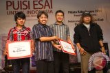 Penulis Burhan Shiddiq (kiri) bersama Riduan Situmorang (kedua kanan) dan Isbedy Stiawan ZS (kanan) menerima penghargaan sebagai pemenang lomba menulis puisi esai 2013 dari Pimpred Jurnal Sajak, Jamal D Rahman pada acara Puisi Esai Untuk Indonesia di Jakarta, Selasa (24/6). Acara yang diadakan oleh Jurnal Sajak sejak 2012 tersebut merupakan ajang pemberian penghargaan bagi penulis puisi esai dan buku puisi esai terbaik. ANTARA FOTO/VITALIS YOGI TRISNA/pras/14