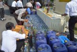 Madiun (Antara Jatim) - Petugas menyiapkan minuman keras (miras) sebelum dimusnahkan, di halaman Mapolresta Madiun, Senin (23/6). Ribuan liter miras berbagai jenis dan merek tersebut merupakan hasil operasi yang dilakukan Polresta Madiun, dan selanjutnya dimusnahkan di bantaran Kali Madiun. FOTO Siswowidodo/14/Oka.