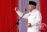 Cawapres Hatta Rajasa menyampaikan kampanye perdananya di Kalimantan Selatan usai melantik Tim Kampanye Pemenangan wilayah Kalimantan Selatan di gedung Sultan Suriansyah Banjarmasin, Rabu (4/6). Ketua DPW PPP H Rudy Ariffin sebagai ketua tim kampanye pemenangan pasangan Capress Cawapres Pravowo - Hatta Rajasa dalam Pilres 2014 ini. Foto Antaranews Kalsel/Herry Murdy Hermawan