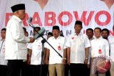 Calon Wakil Presiden Hatta Rajasa melantik tim kampanye pemenangan pasangan Capres Cawapres Prabowo Hatta di gedung Sultan Suriansyah Banjarmasin, Rabu (4/6). Ketua DPW PPP H Rudy Ariffin ditunjuk sebagai Ketua Tim Kampanye Pemenangan Prabowo Hatta di Kalimantan Selatan. Foto Antaranews Kalsel/Herry Murdy Hermawan