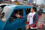 Timses Prabowo-Hatta Bagi Penganan Puasa