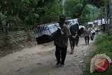 Pendistribusian Logistik Pemilu Presiden untuk Kecamatan Pinogu Kabupaten Bone Bolango dilakukan dengan menggunakan jasa pikul, yang akan ditempuh selama 12 jam, Senin (7/7) (Foto Farid)