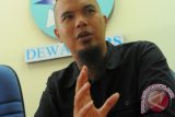 Musisi Ahmad Dhani saat jumpa pers usai melakukan pelaporan terhadap 17 situs web di Dewan Pers, Kebon Sirih, Jakarta, Senin (21/7) . Ahmad Dhani melaporkan 17 situs web yang memberitakan hal yang tidak benar di antaranya isu bahwa ia dibayar Rp 10 miliar. ANTARA FOTO/Julius Wiyanto/mel/Koz/mes/14.